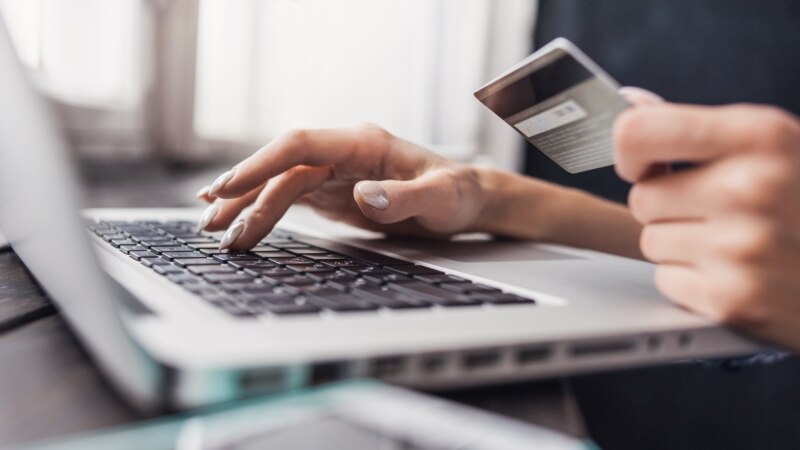Бум на онлајн купувањето поради „седете дома“