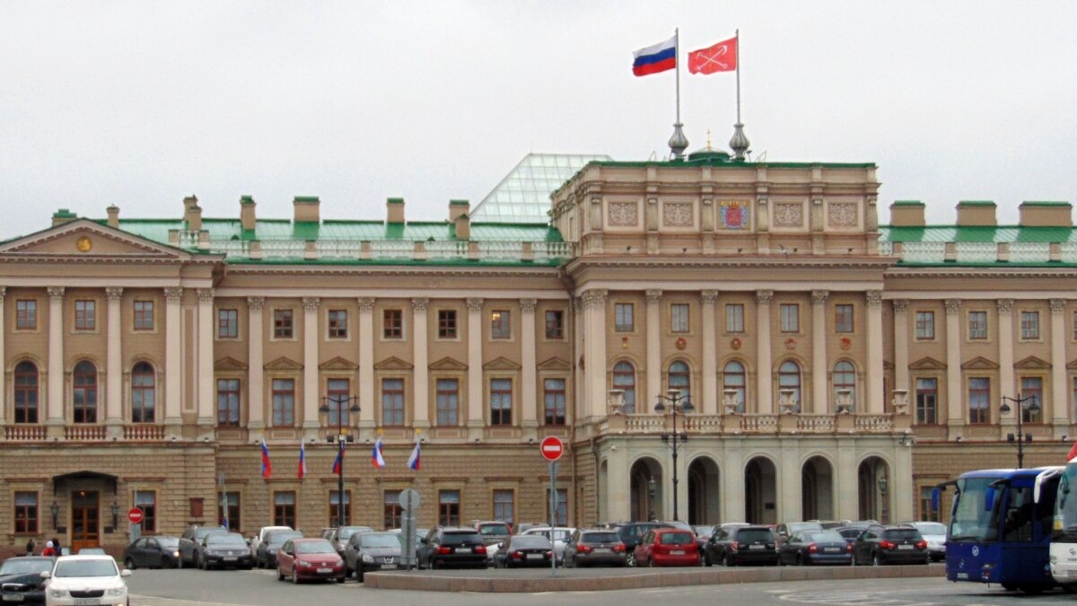 Санкт петербург сокращенно. Законодательное собрание Санкт-Петербурга крыша. Номера машин Законодательного собрания Санкт-Петербурга.