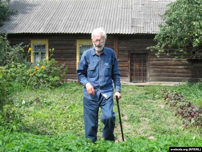 Мікола Аўрамчык каля роднай хаты ў вёсцы Плёсы на Бабруйшчыне
