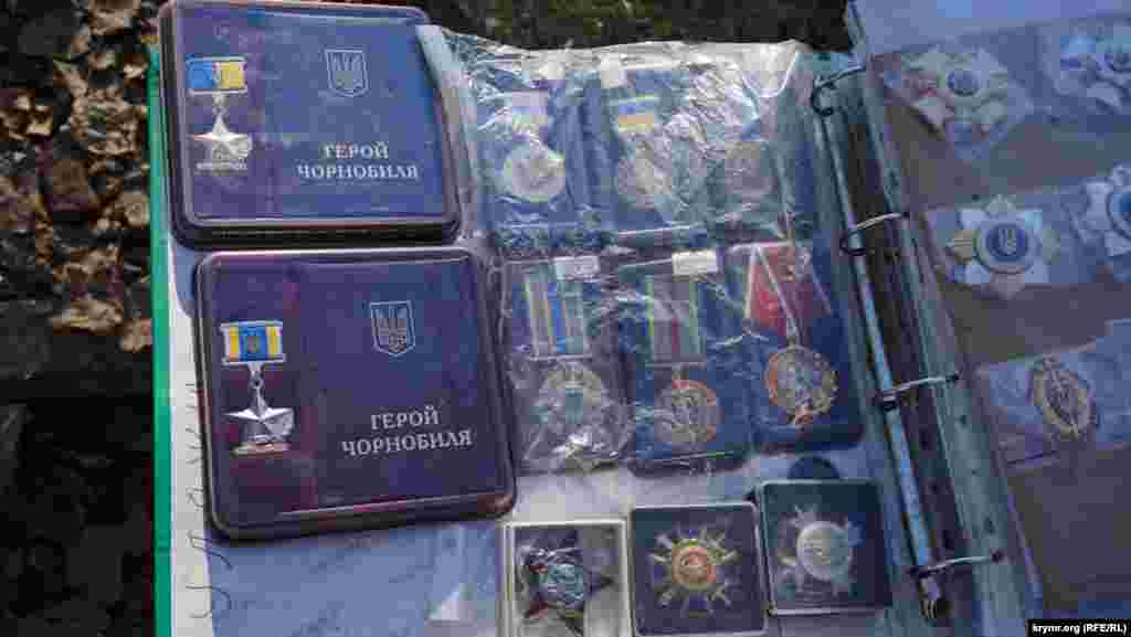 За ведомственные награды Украины на книжном рынке просят от 300 до 1500 рублей (140-650 гривен). Милицейских медалей и орденов больше всего. Похоже, крымские правоохранители спешат избавиться от украинского прошлого