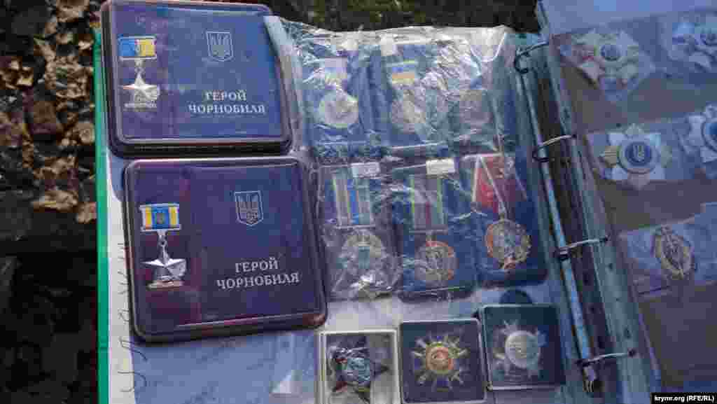 За відомчі нагороди України на книжковому ринку просять від 300 до 1500 рублів (140-650 гривень). Міліцейських медалей і орденів найбільше. Схоже, кримські правоохоронці поспішають позбутися українського минулого