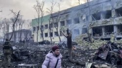 Captură dintr-o înregistrare video furnizată de primăria din Mariupol arată spitalul Mariupol după atacul de miercuri, 9 martie 2022.