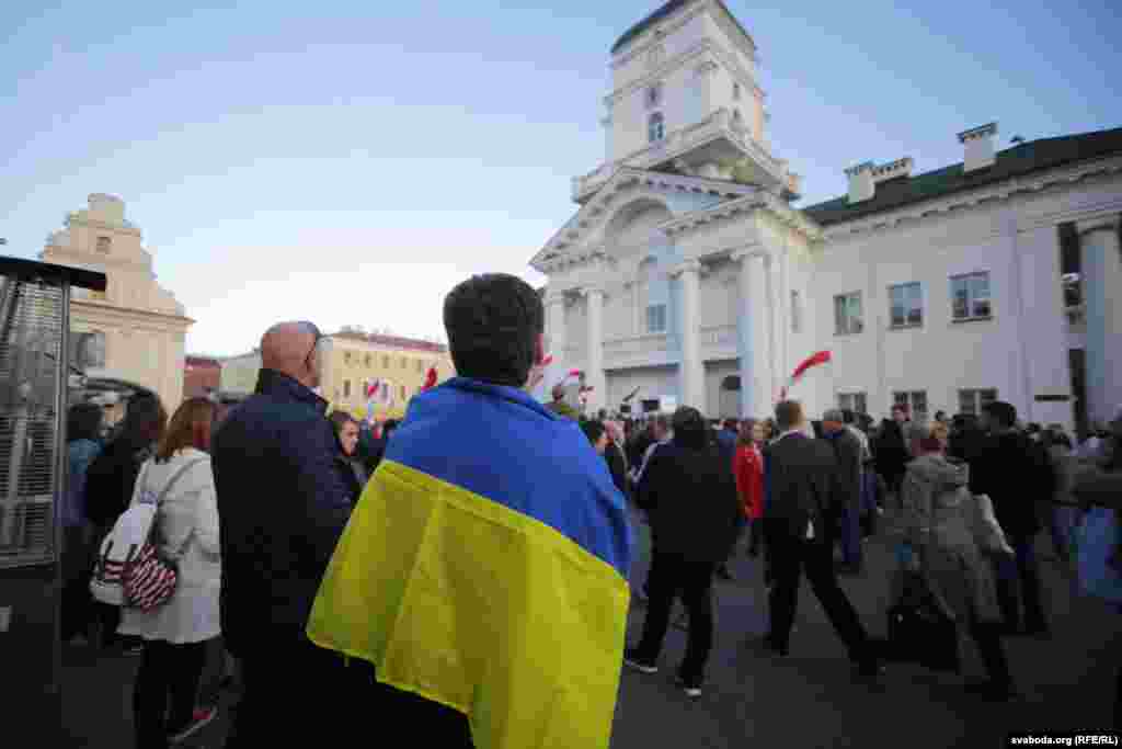 Некоторые выступавшие говорили, что в украинском Крыму была российская база и это обстоятельство облегчило аннексию полуострова Россией.