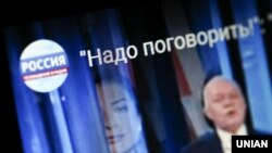 Dmitri Kiseliov anunțând emisiunea "Să stăm de vorbă" (Надо Поговорить), abandonată ulterior