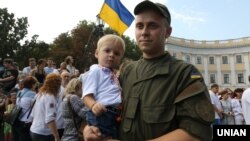 Військовослужбовець з хлопчиком на руках під час святкування Дня Незалежності України в Одесі (архівне фото)