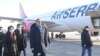 Predsednik Srbije Aleksandar Vučić i ambasadorka Kine u Srbiji Čen Bo na dočeku aviona sa kineskim vakcinama na beogradskom aerodromu, 16. januar