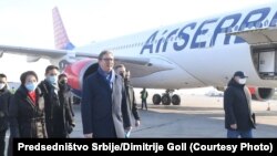 Predsednik Srbije Aleksandar Vučić i ambasadorka Kine u Srbiji Čen Bo na dočeku aviona sa kineskim vakcinama na beogradskom aerodromu, 16. januar