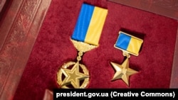 Ордена «Золотая Звезда» и единая миниатюра ордена, которыми награждают граждан Украины. Иллюстративное фото