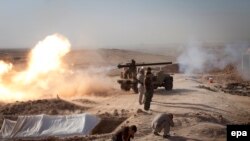 Peshmerga fighters fire toward Islamic State positions during heavy clashes in Duz-Khurmatu on August 31.