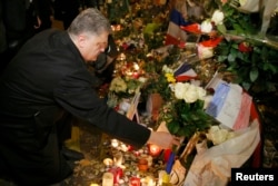 Президент Украины Петр Порошенко возлагает цветы к стихийному мемориалу в память о погибших в концертном зале "Батаклан" в Париже. Франция, 29 ноября 2015 года