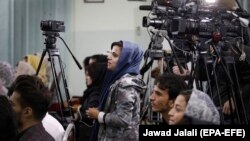 آرشیف- پوشش خبری کنفرانس مطبوعاتی از سوی خبرنگاران افغان در کابل. عکس جنبه تزئینی دارد