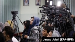 شماری از خبرنگاران حین پوشش یک نشست مطبوعاتی در کابل- سال 2019