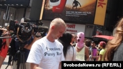 Акция в поддержку Pussy Riot в Нью-Йорке год назад