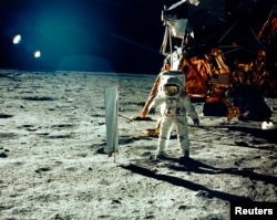 Астронавт Базз Олдрін проводить експеримент із «сонячним вітром» на поверхні Місяця
