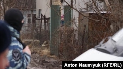 Российские силовики проводят обыск в Крыму (фотогалерея)