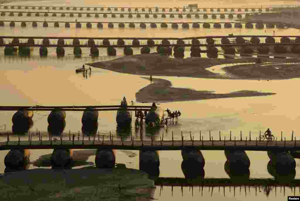 Pod de pontoane pe rîul indian Gange înaintea sărbătorii Kumbh Mela.