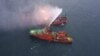 Спасательное судно во время пожарной операции после аварии с участием двух танкеров, которые загорелись у побережья Крыма, 22 января 2019 года