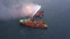 Рятувальне судно під час пожежної операції після аварії за участю двох танкерів, що загорілися біля узбережжя Криму, 22 січня 2019 року