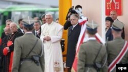 С готовностью следовать традиционным обрядам поляки не испытывают проблем и сегодня. Папа Бенедикт XVI в Варшаве