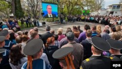 В Севастополе смотрят прямую линию с президентом России Владимиром Путиным. 17 апреля 2014 года.