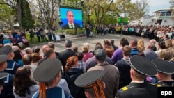 Ukraine -- People gather to watch a TV broadcast of Russian President Vladimir Putin during his annual call-in live broadcast. Sevastopol, Crimea, April 17, 2014. 