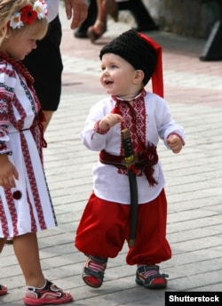 (©Shutterstock) Діти в національному одязі на День Незалежності України у Луцьку (архівне фото)