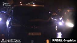 «Схеми» помічають біля готелю в центрі Києва авто Богдан