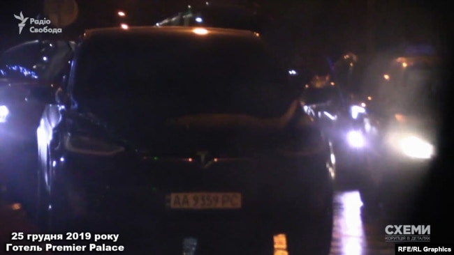 «Схеми» помічають біля готелю в центрі Києва авто Богдан