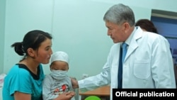 Президент Атамбаев Балдар онкологиясы жана гематологиясы бөлүмүндө.
