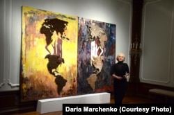Дарія Марченко на тлі роботи із серії «П’ять елементів війни»