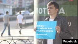 Дмитрий Титков, волонтер штаба Навального в Сочи во время одиночного пикета
