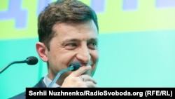 Згідно з попередніми даними Центральної виборчої комісії, Володимир Зеленський перемагає на виборах президента України, набираючи близько 73% голосів виборців