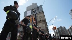 Полиция Торонто противостоит антиглобалистам и анархистам