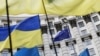 Флаги Украины и Евросоюза у здания кабинета министров в Киеве