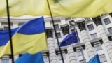 Флаги Украины и Евросоюза у здания кабинета министров в Киеве