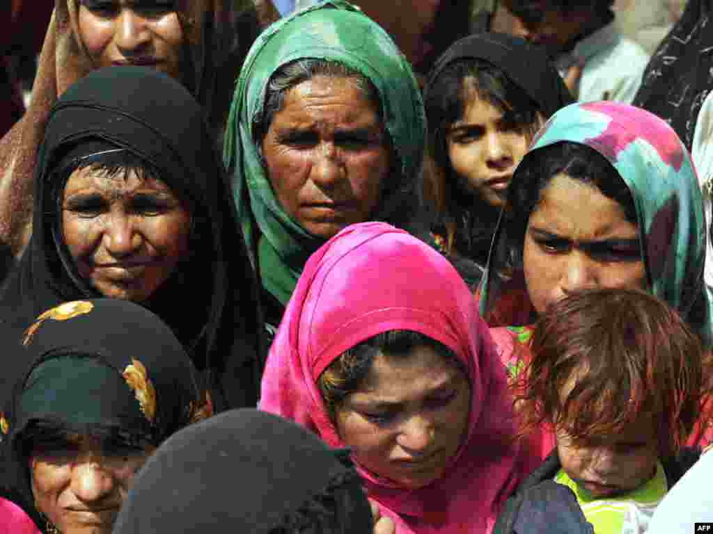 Afganistan - Raseljenih je sve više... - Ove žene čekaju da bi dobile svoj dio humanitarne pomoći.