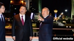 Kazakh Prasident Nursultan Nazarbaev (right) welcomes Chinese President Xi Jinping to Astana on September 6.