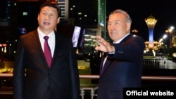 Президент Казахстана Нурсултан Назарбаев (справа) и президент Китая Си Цзиньпин во время встречи в Астане в сентябре 2013 года.
