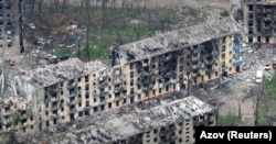 Зруйновані будівлі в Маріуполі внаслідок масштабного вторгнення Росії до України, квітень 2022 року