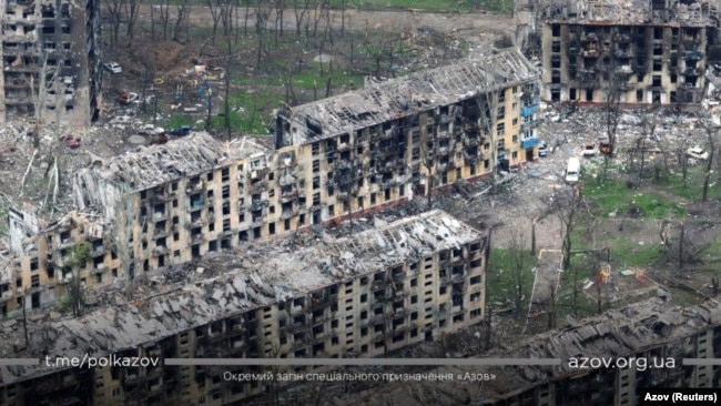 Зруйновані будівлі в Маріуполі внаслідок масштабного вторгнення Росії до України