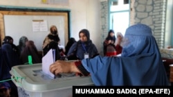 یک خانم افغان در حال رأی دهی در انتخابات ولسی جرگۀ ۲۸ میزان ۱۳۹۷ در کندهار