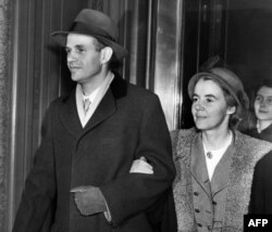 Алжер Хисс со своей супругой после заседания суда, 1950 год