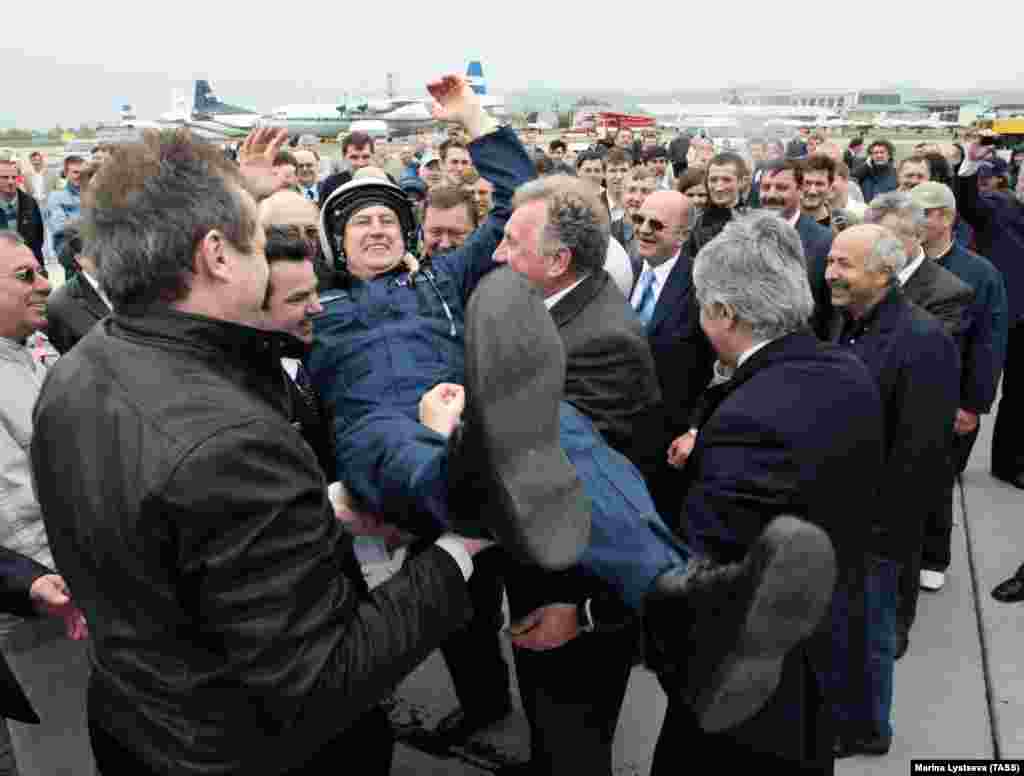 A test pilot is feted by Sukhoi executives after the Superjet&#39;s first flight. But celebrations in the company proved short-lived.