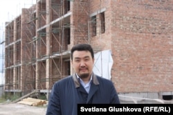 Генеральный директор «АльБаракат Компани» Бахытжан Тоимбетов на фоне недостроенного жилого комплекса «Прага». Астана, 12 августа 2015 года.