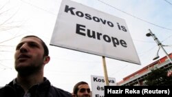 Aktivistët e shoqërisë civile gjatë një proteste kundër regjimit të vizave për kosovarët. Ata mbajnë në duar pankarta me mbishkrime “Kosova është Evropë”. Prishtinë, 23 tetor, 2019.