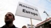 "Kosova është Evropë", është panoja që një protestues mban gjatë një proteste në Prishtinë, ku është kërkuar liberalizimi i vizave për qytetarët e Kosovës. Fotografi nga arkivi.
