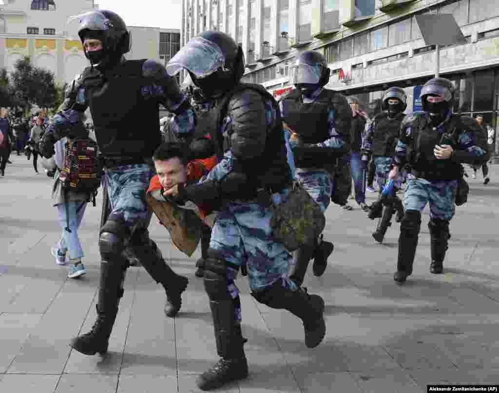 РУСИЈА - Руската опозиција соопшти дека следниот викенд планира да организира нови собири низ земјата, иако полицијата во саботата уапси над 1000 луѓе кои се собраа на протест, забранет од властите. Властите соопштија дека ќе дозволат протести во Москва следниот викенд на локација која е оддалечена од центарот на градот, но опозицијата тоа претходно не го прифати.