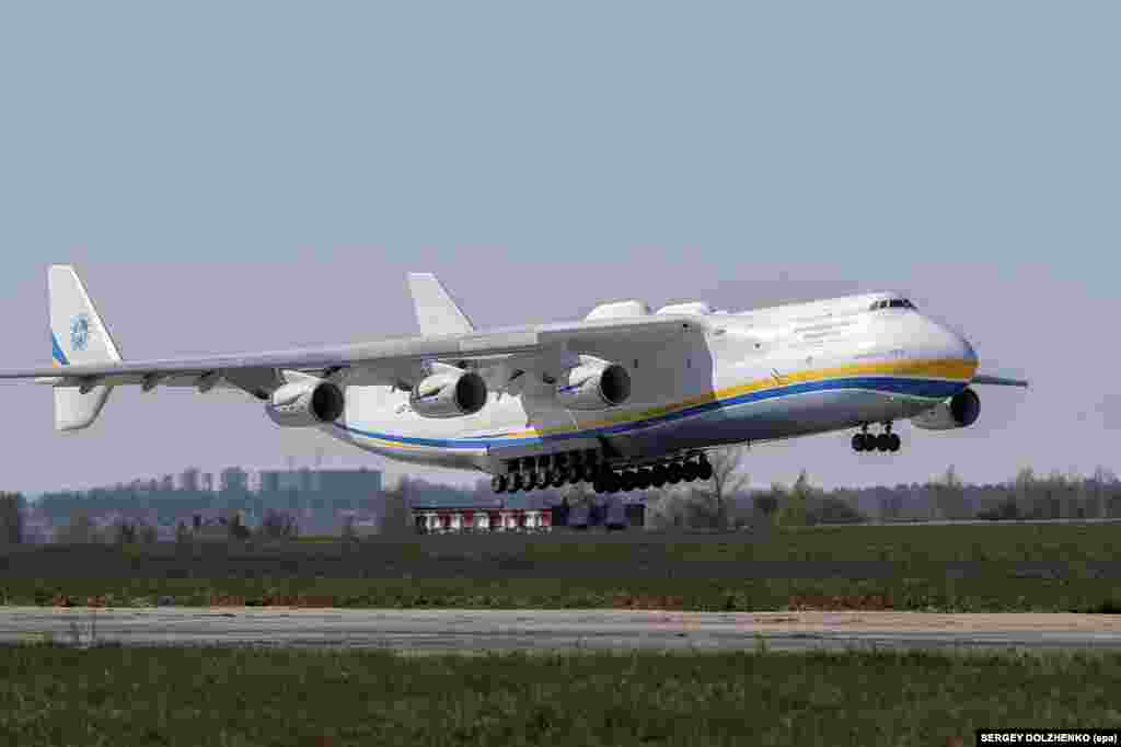 Ан-225 приземляється у Києві 23 квітня 2020 року. Літак довжиною у 84 метри має найбільший розмах крил серед усіх робочих літаків у світі &ndash; 88,4 метра