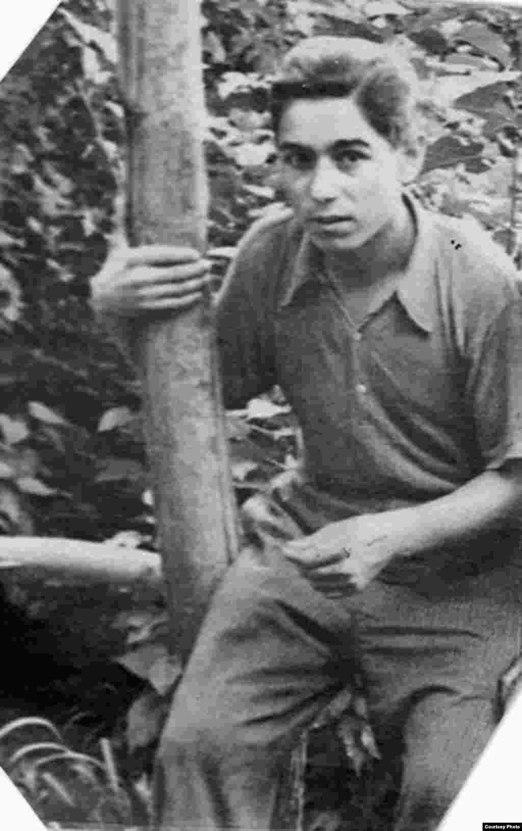 Lap uşaqlıq şəklim yoxdur. Mən lap balaca olanda bizim evdə güzgü də olmayıb. İlk dəfə özümü güzgüdə 10 yaşım olanda görmüşəm. Bu şəkildəki vaxtımda artıq yeddillik Əylis məktəbini bitirmişəm... Şəkil həmin məktəbin həyətində lentə alınıb.