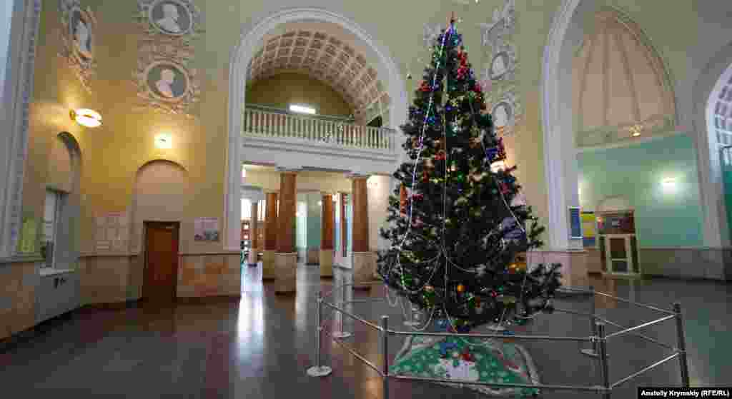 Поставили праздничное дерево и в самом здании вокзала. Кстати, в барельефе над ней тоже есть Ленин
